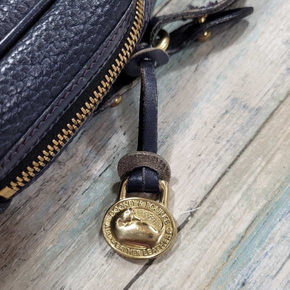 Vintage Dooney & Bourke Leather Crossbody Bag. - Picture 4 of 16